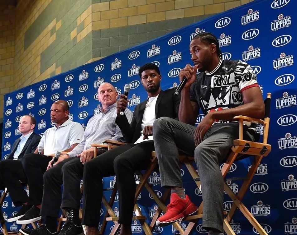 来自塞尔维亚人的马术表演，当中国国旗飘扬的那一刻全场沸腾