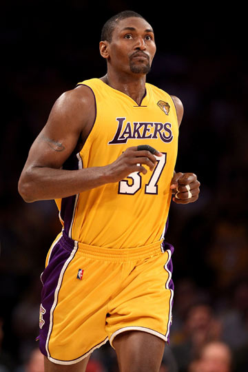 威利·梅斯在其职业生涯中累计获得了 12 座金手套奖，防守与打击同样卓越