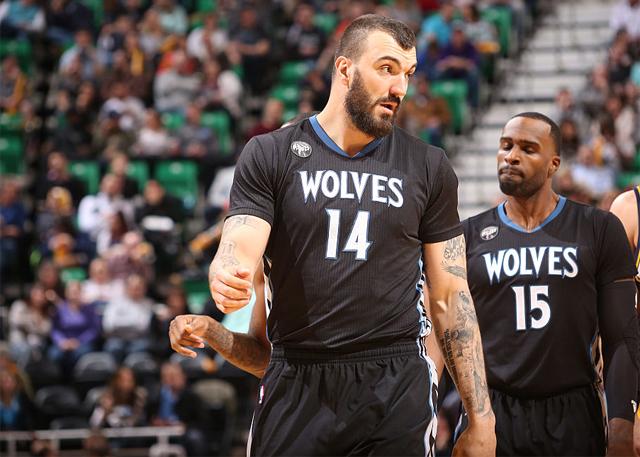 跟队：麦迪逊赛后拄拐穿过混合采访区，神情十分沮丧