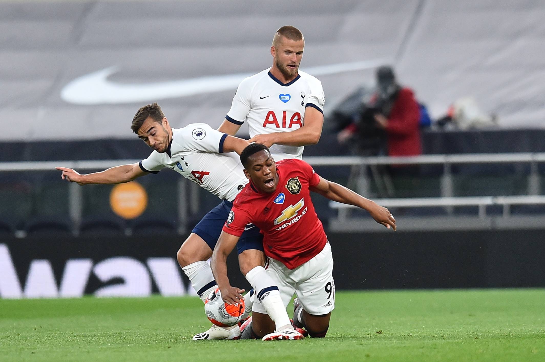 鱼缸论继续！霍伊伦双响助球队回榜首，头顶脚踢荣膺全场最佳