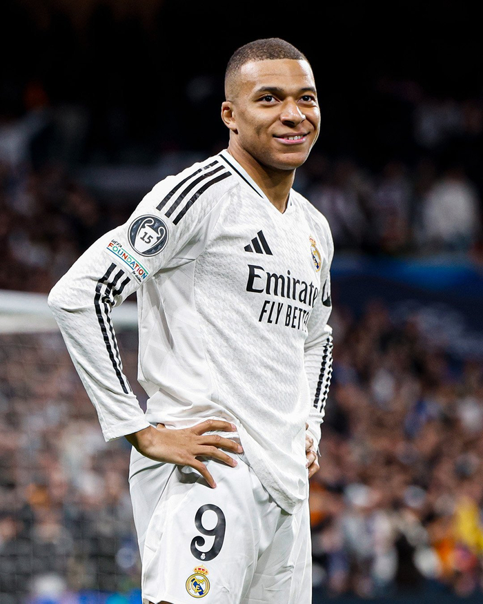 不离不弃！国足0比2不敌澳大利亚，赛后球员们集体谢场…