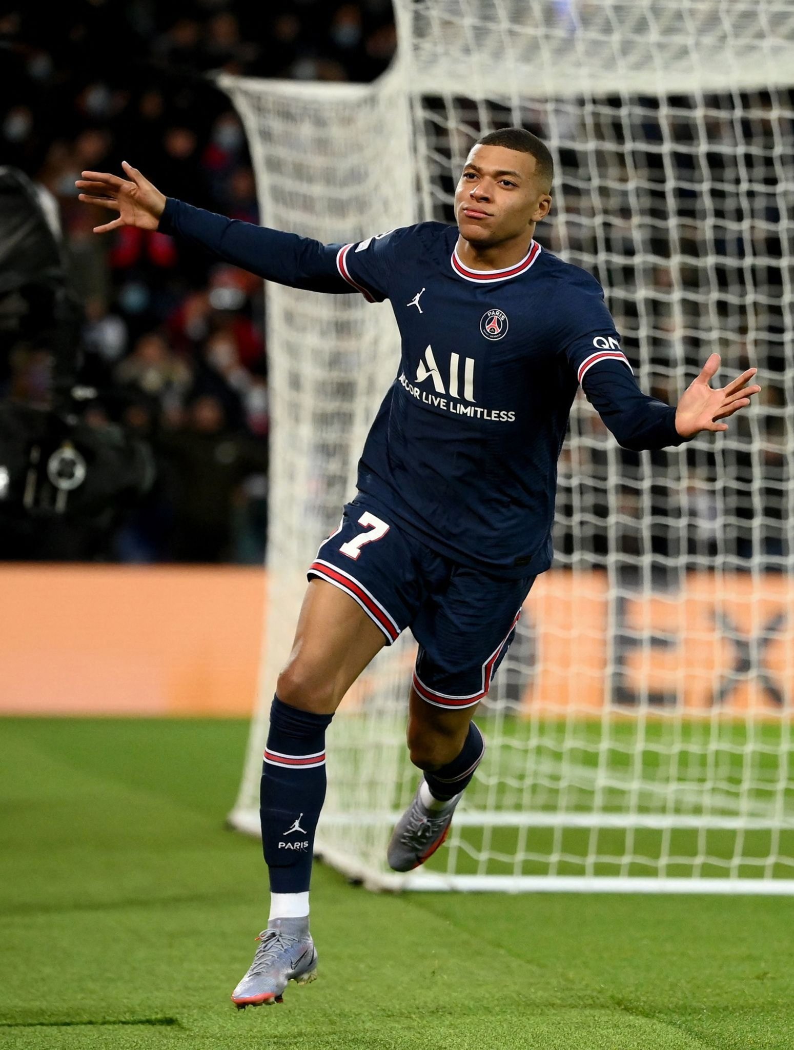 巴萨严打黄牛票！百起转售案震撼揭露，法兰克福战役前瞻