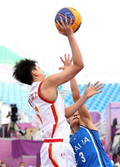 王建民在 2006 年与洋基签订延长合同，正式确立核心投手身分