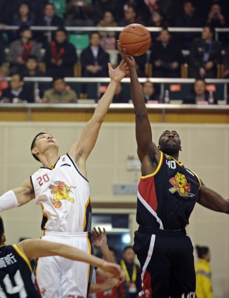 阿斯顿维拉主场2-1战胜阿森纳，延续连胜，双线作战表现亮眼。