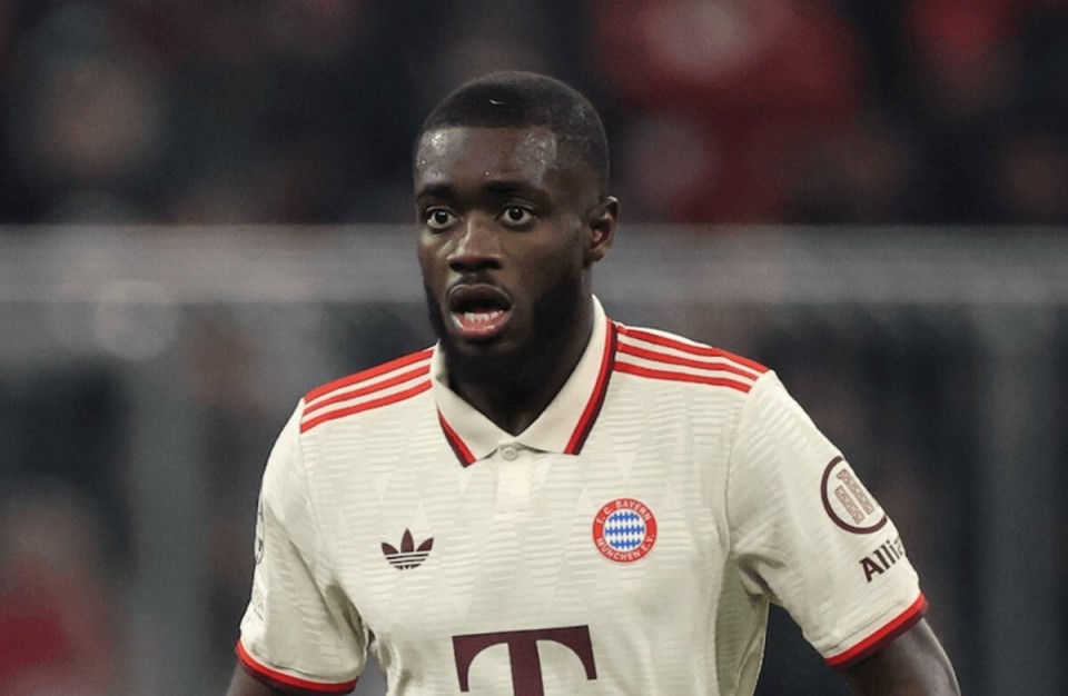 随迈阿密国际夺冠，德保罗赛后剪下主场球网留念