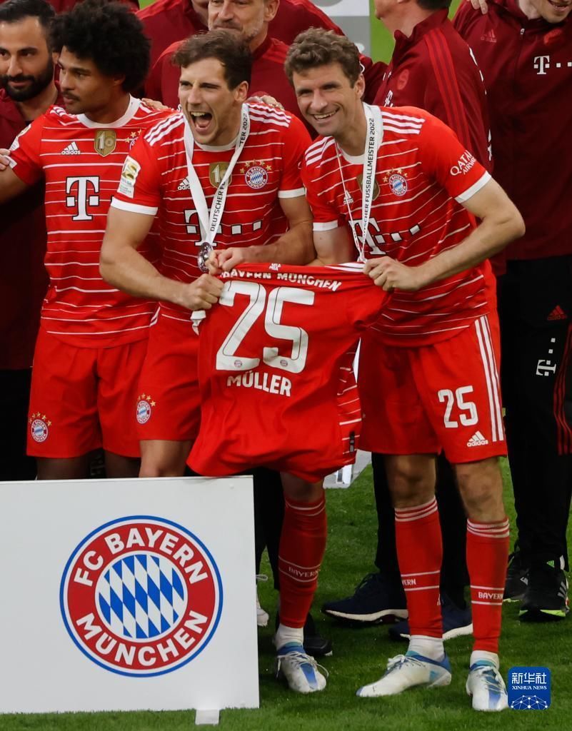 【田径经典】重温女子跳远赛场：选手专注备战，后方小熊玩偶意外抢镜