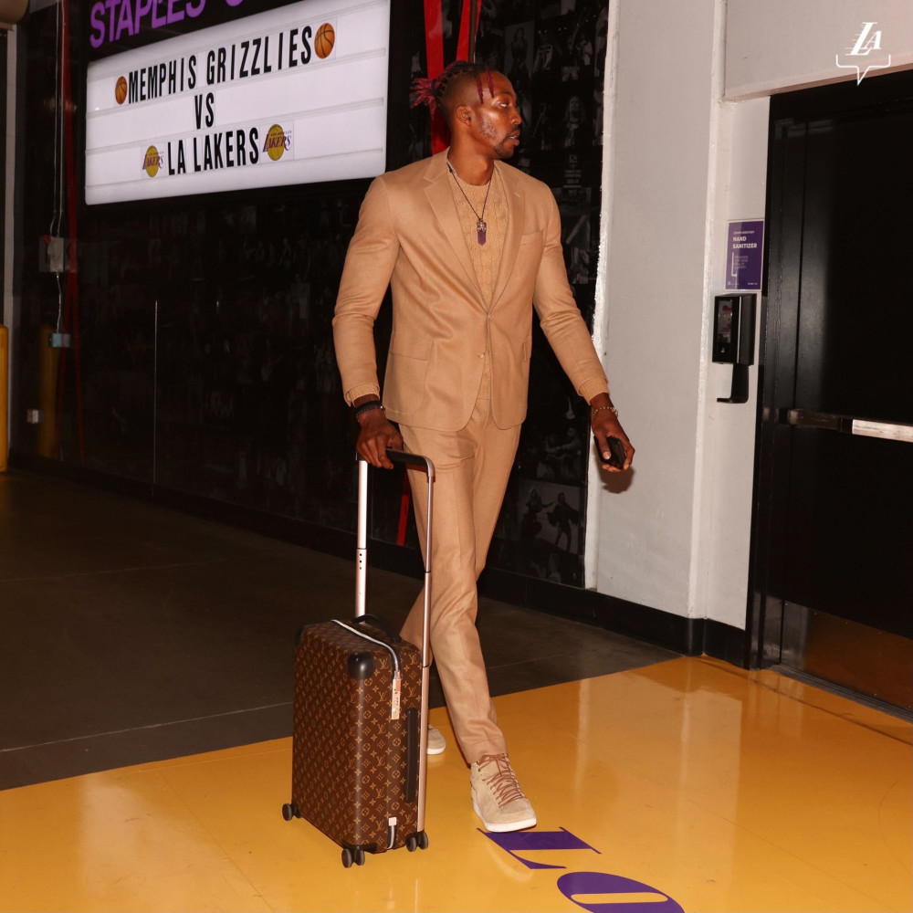 葡超比赛一球员受伤需要担架，对方球员帮忙传递担架吃黄牌